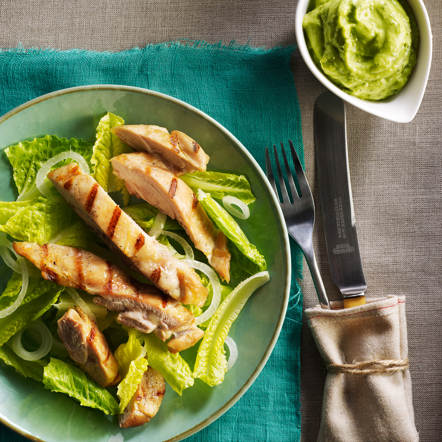 Salade De Poulet à La Crème à Lavocat Et Basilic Le Poulet Du Québec Recettes De Poulet 