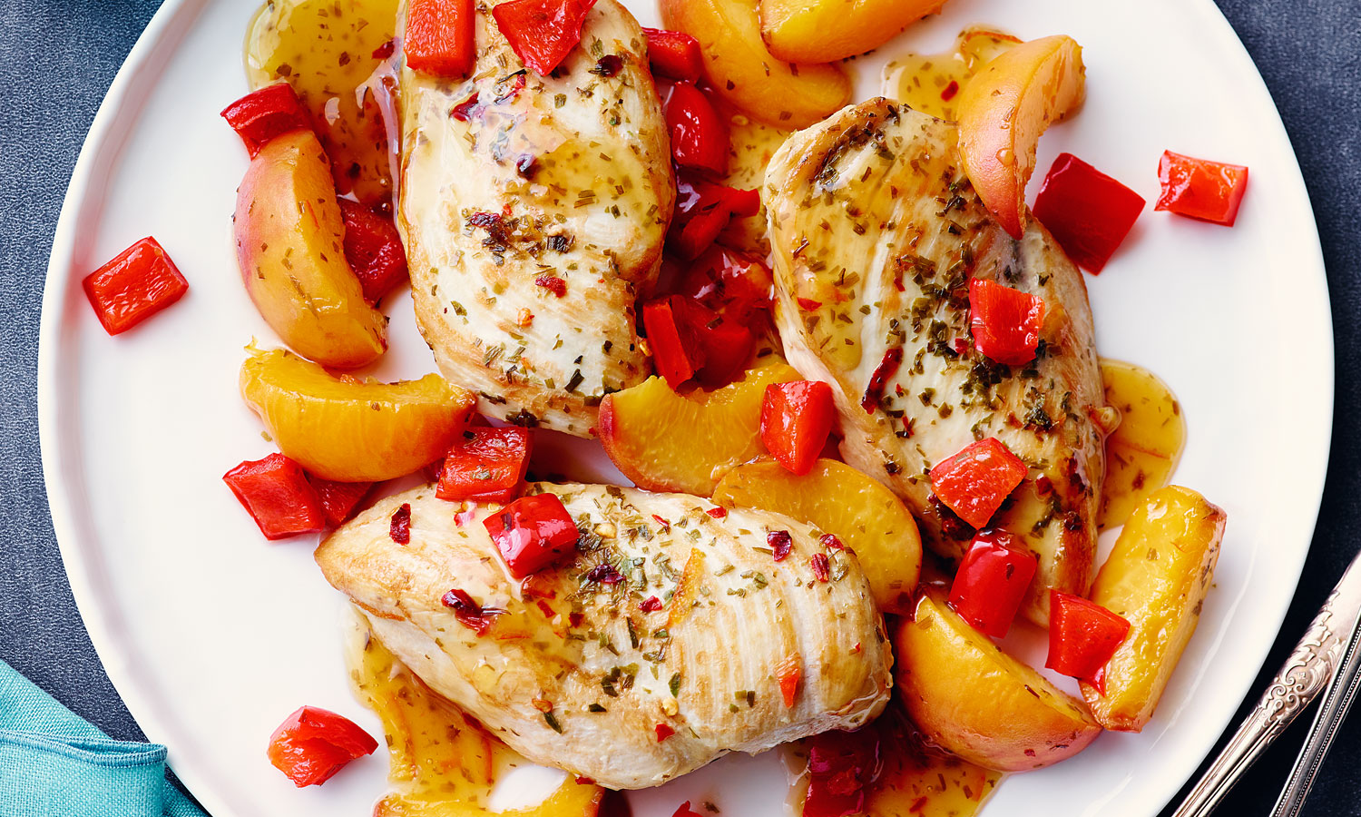 Poulet glacé avec pêches et poivrons rouges Le Poulet du Québec