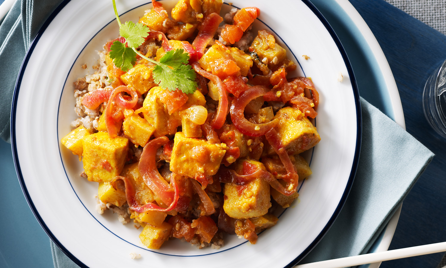 Sauté aux pommes de terre et poulet au cari, avec sarrasin rôti - Le