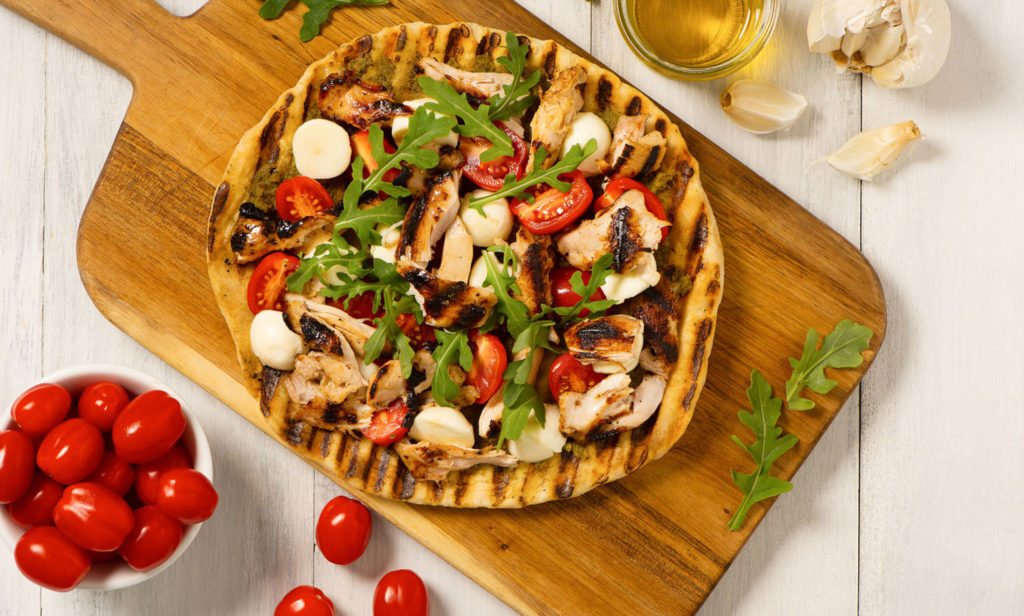 Pain plat Caprese au poulet BBQ