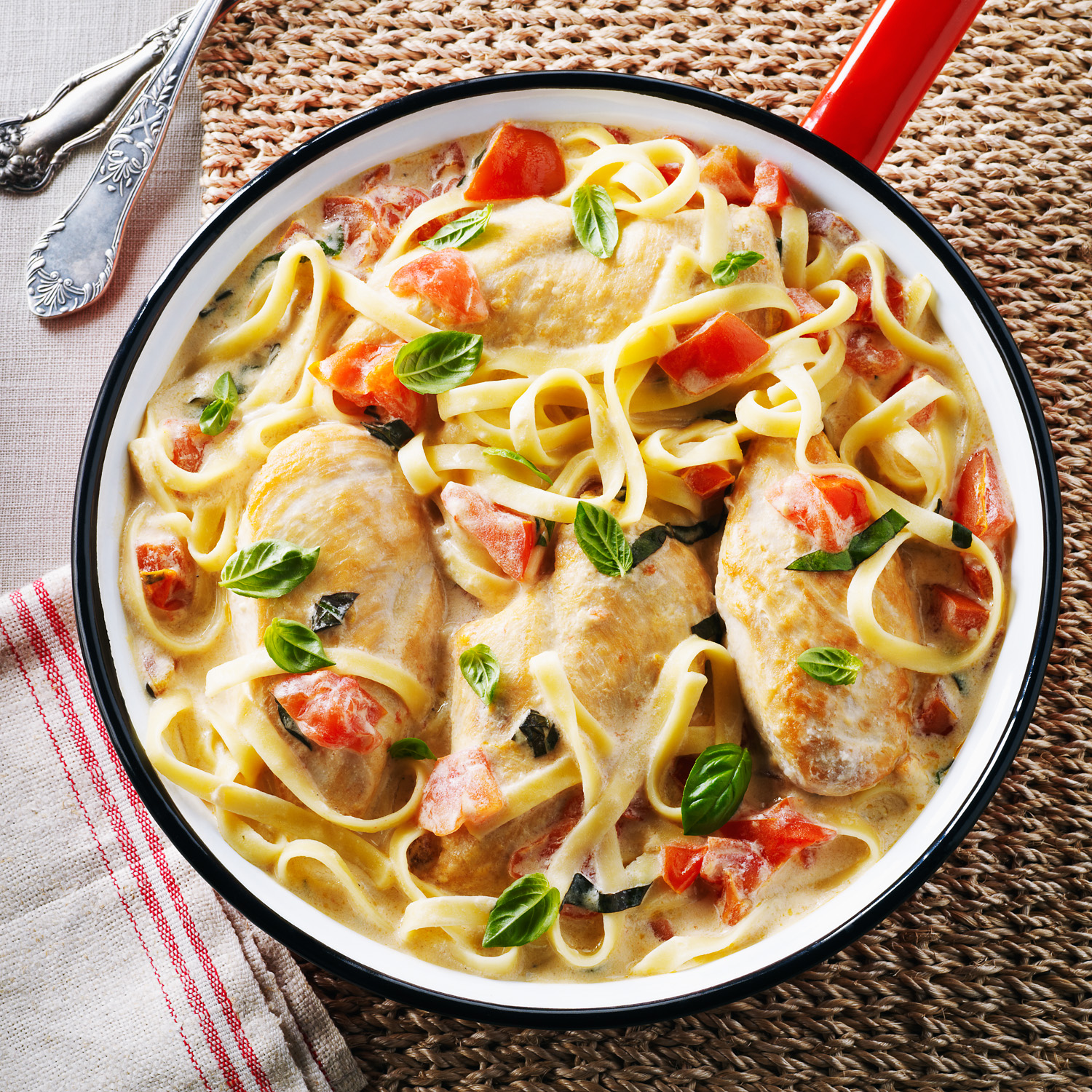 Poulet Alfredo aux tomates fraîches du jardin Le Poulet du Québec Recettes de poulet, trucs