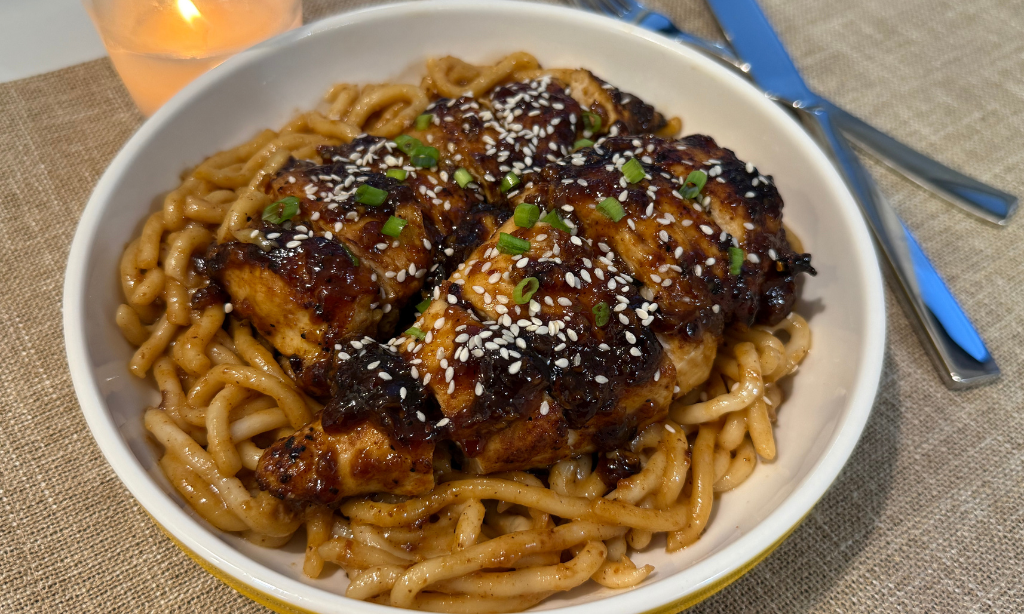 Poulet teriyaki et nouilles udon à l’ail
